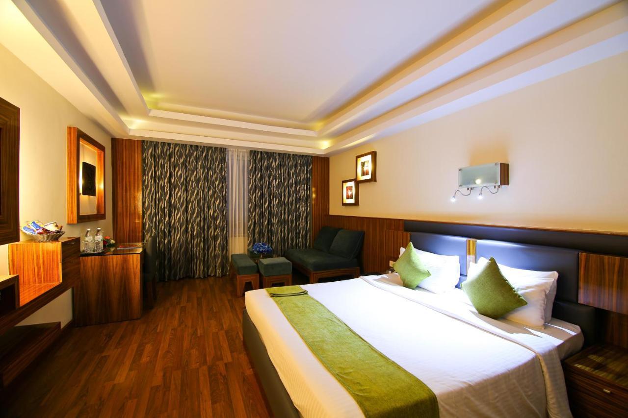 Gokulam Park Hotel&Convention Centre Kochi Buitenkant foto