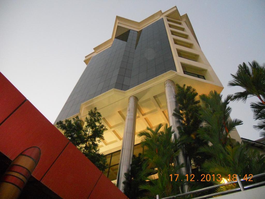 Gokulam Park Hotel&Convention Centre Kochi Buitenkant foto