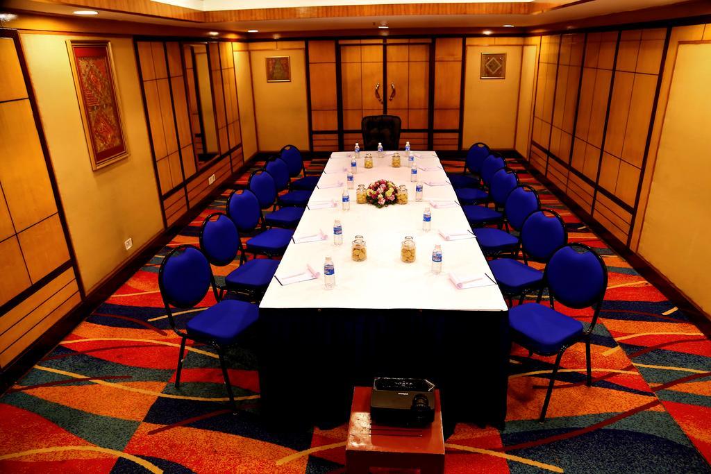 Gokulam Park Hotel&Convention Centre Kochi Buitenkant foto