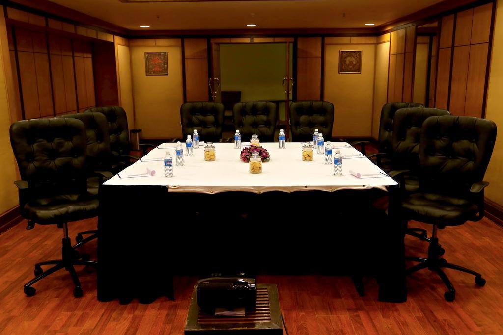 Gokulam Park Hotel&Convention Centre Kochi Buitenkant foto