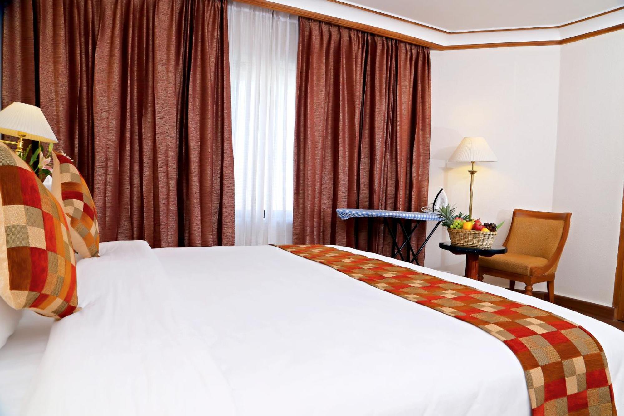 Gokulam Park Hotel&Convention Centre Kochi Buitenkant foto